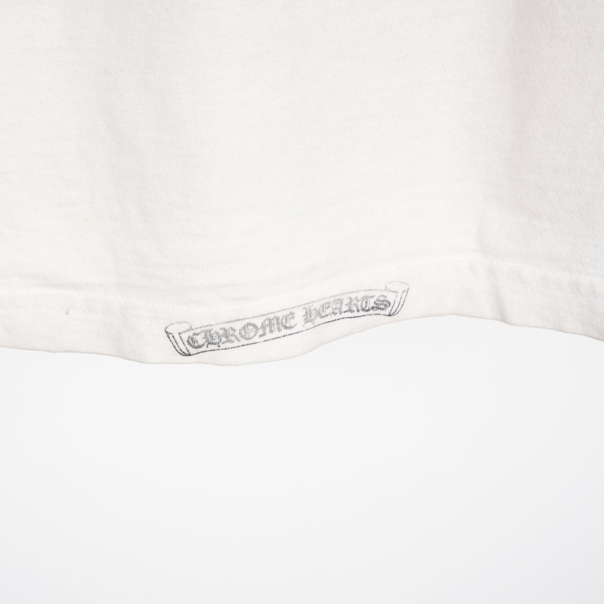 CHROME HEARTS VINTAGE WHITE FADED HORSESHOE CROSS NECK SCRIPT POCKET TEE