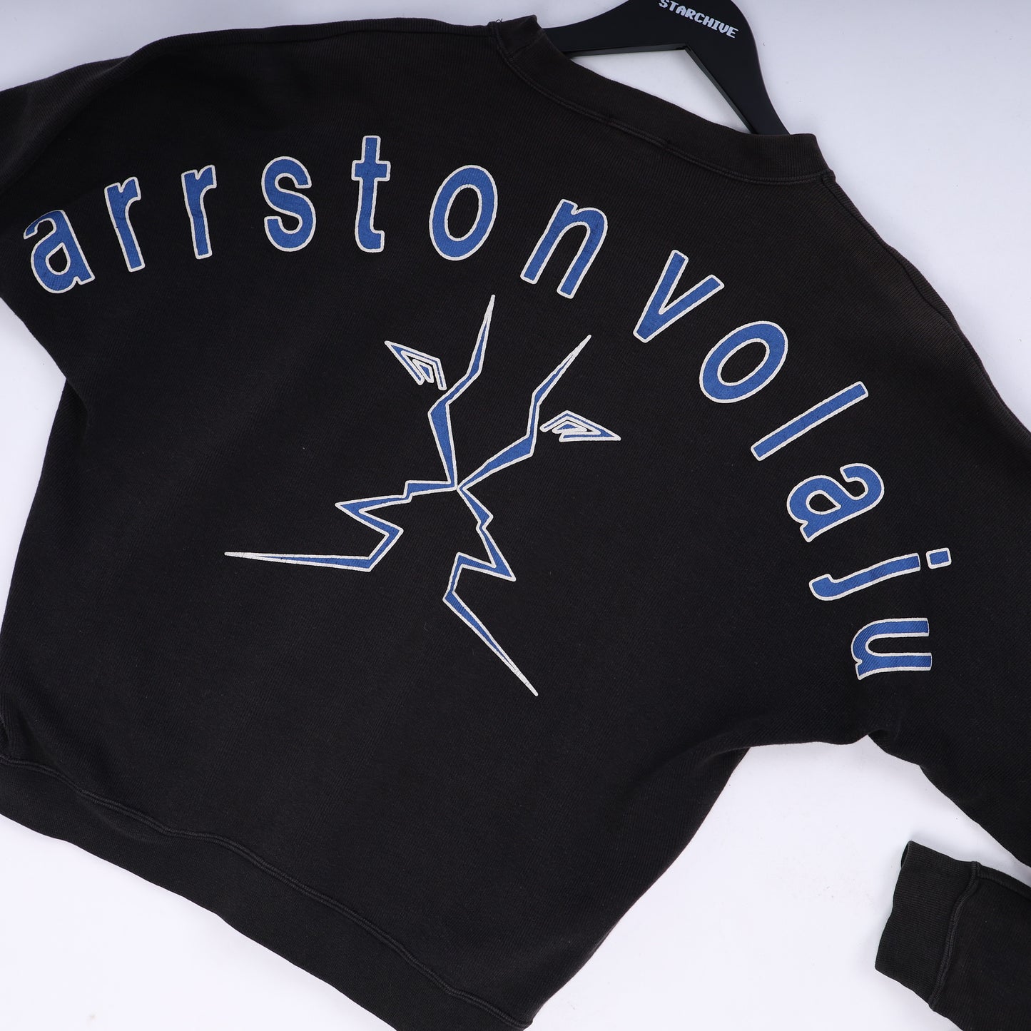 ARRSTON VOLAJU BLUE SCRIPT CREWNECK