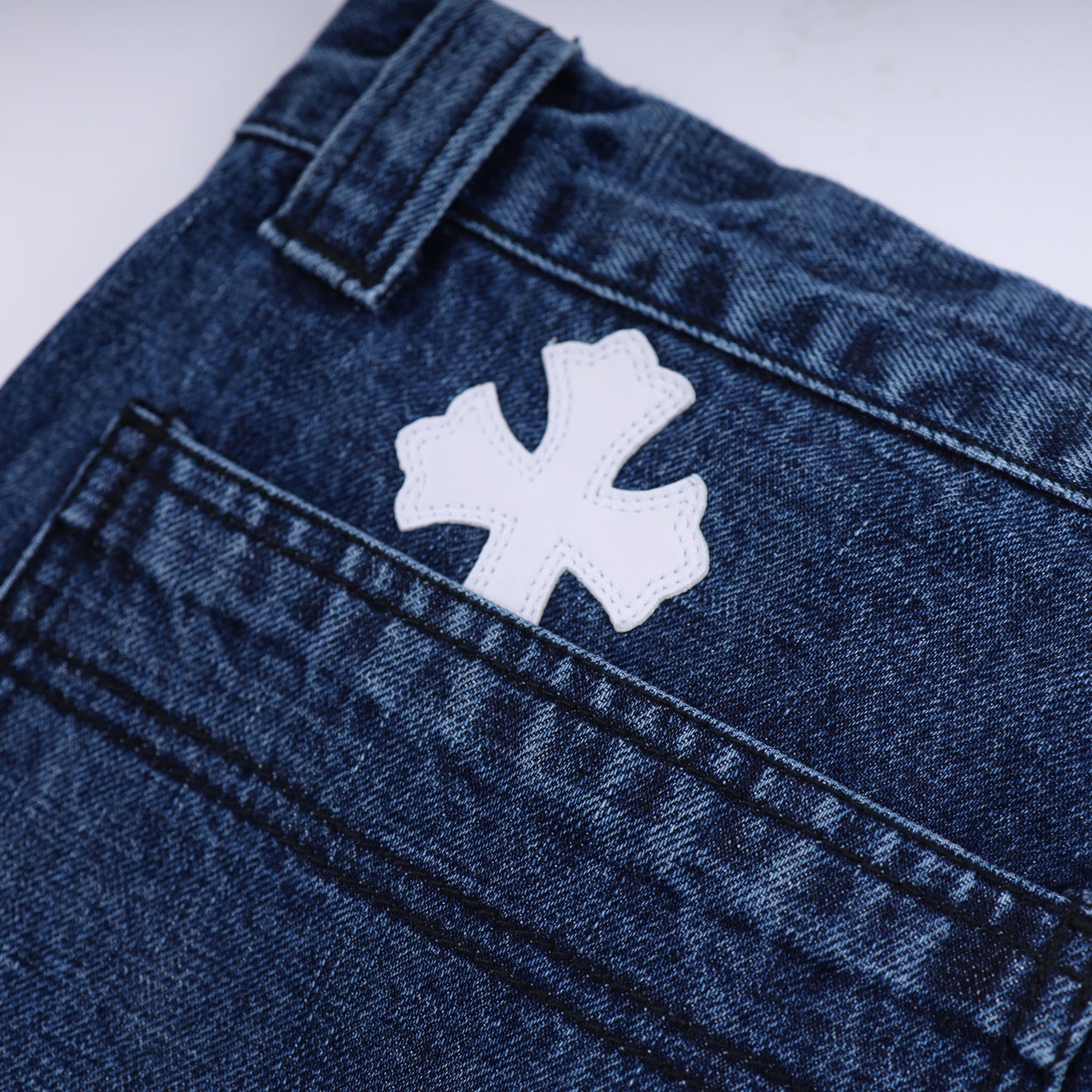 CARPENTER CROSS PATCH SHORT WHITE + BLACK SUEDE