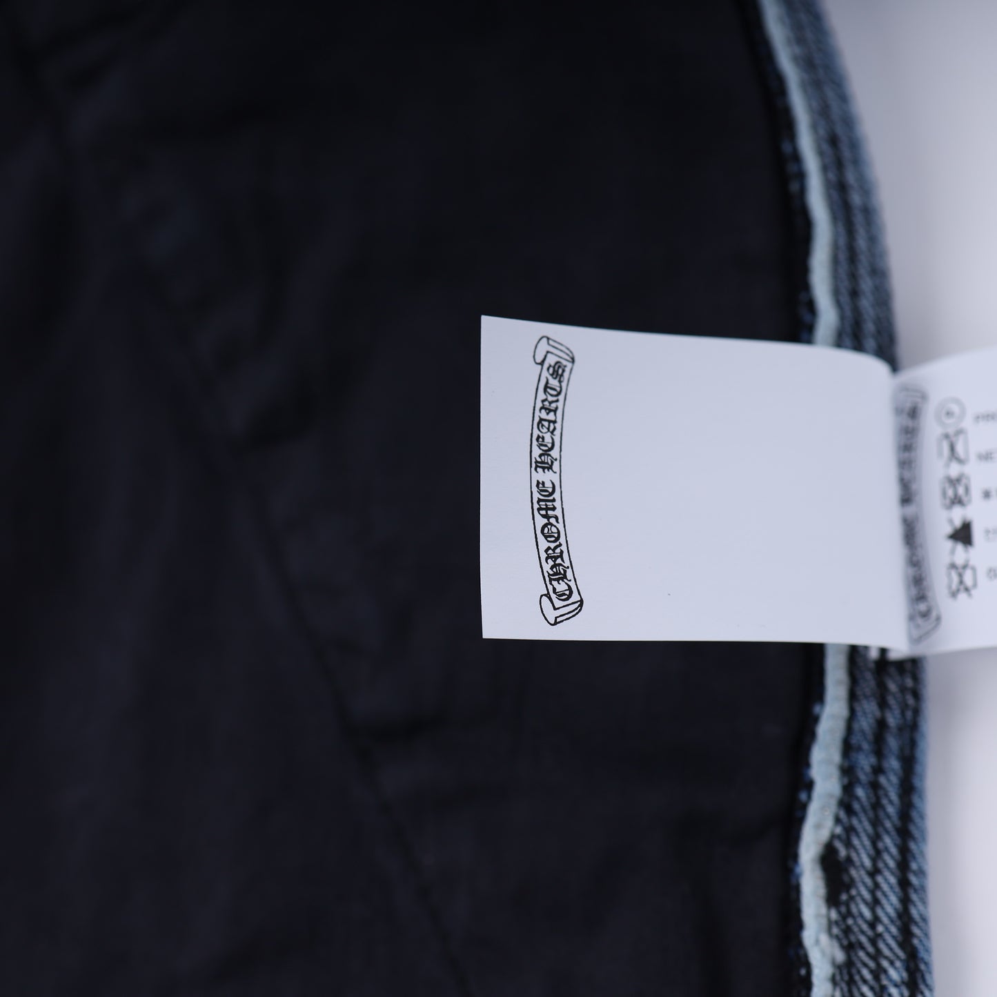 CARPENTER CROSS PATCH SHORT WHITE + BLACK SUEDE