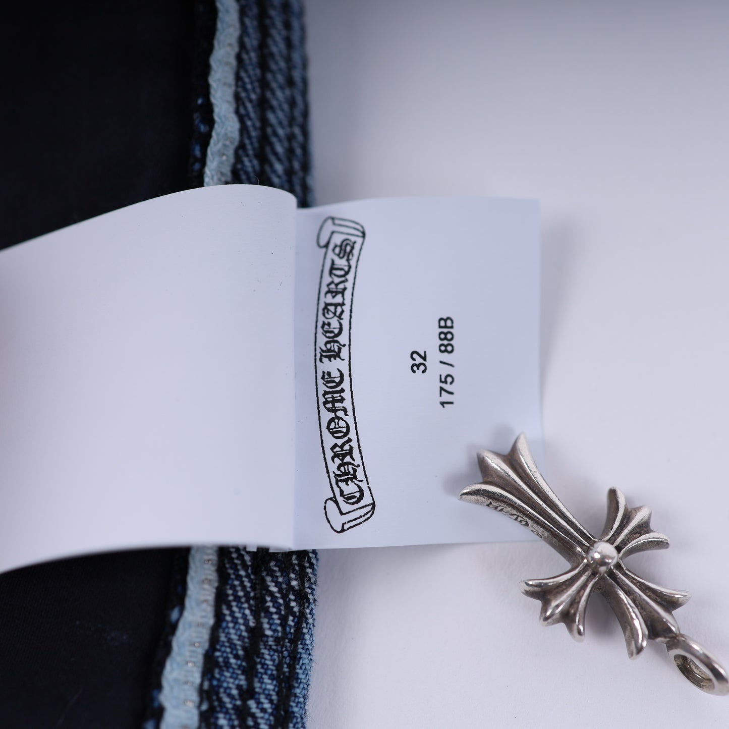 CARPENTER CROSS PATCH SHORT WHITE + BLACK SUEDE