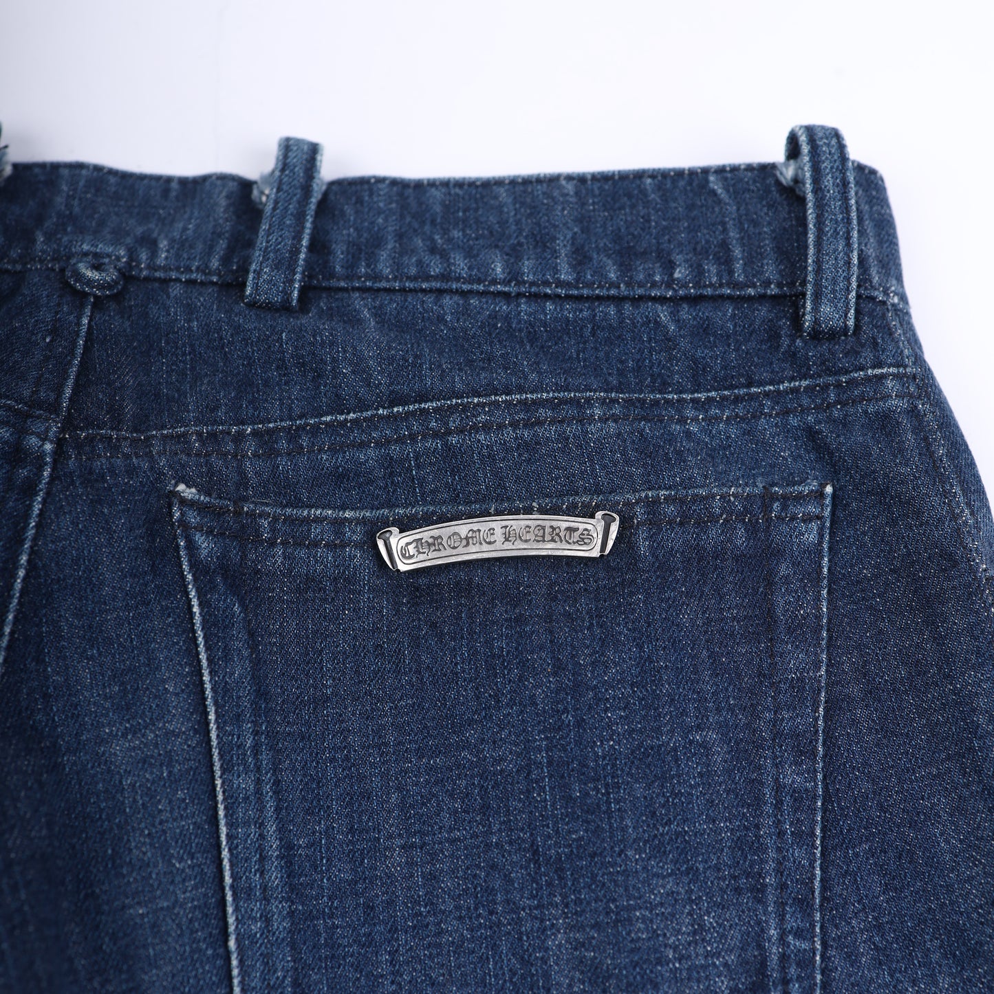 FLUER KNEE BLUE INDIGO DENIM CROSS PATCH DETAILS