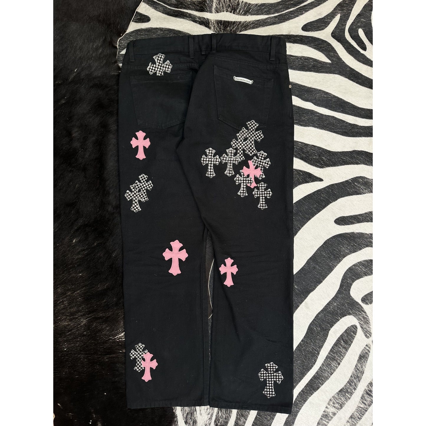 CHROME HEARTS PINK/CHECKERED FLEUR KNEE CROSS PATCH DENIM