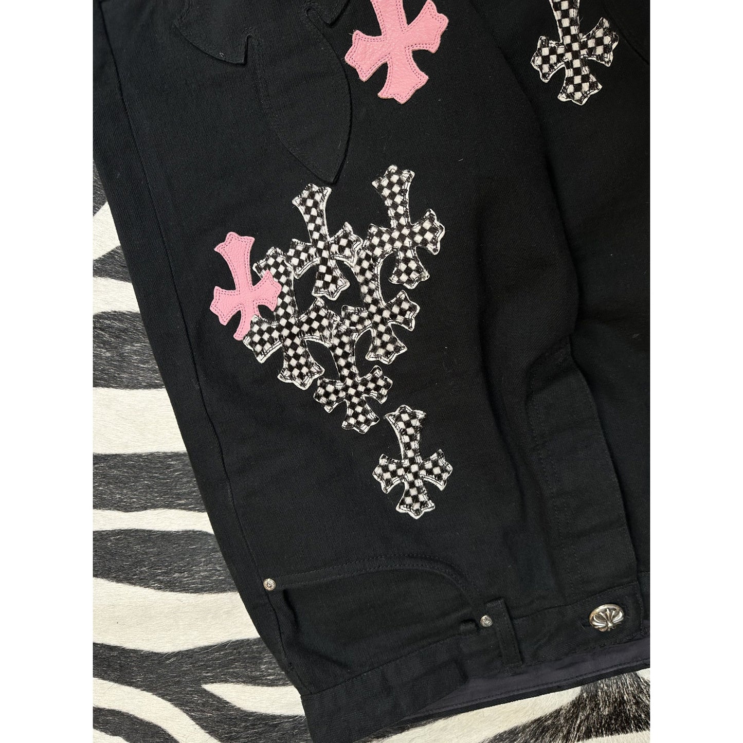 CHROME HEARTS PINK/CHECKERED FLEUR KNEE CROSS PATCH DENIM