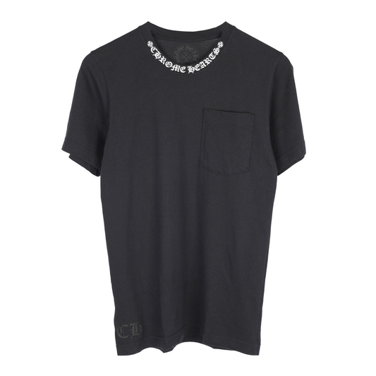 CHROME HEARTS SCRIPT NECK HORSESHOE LOGO POCKET TEE