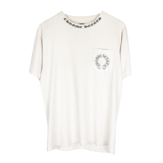 CHROME HEARTS VINTAGE WHITE FADED HORSESHOE CROSS NECK SCRIPT POCKET TEE