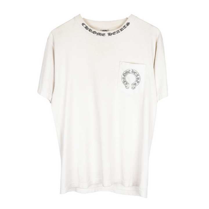 CHROME HEARTS VINTAGE WHITE FADED HORSESHOE CROSS NECK SCRIPT POCKET TEE