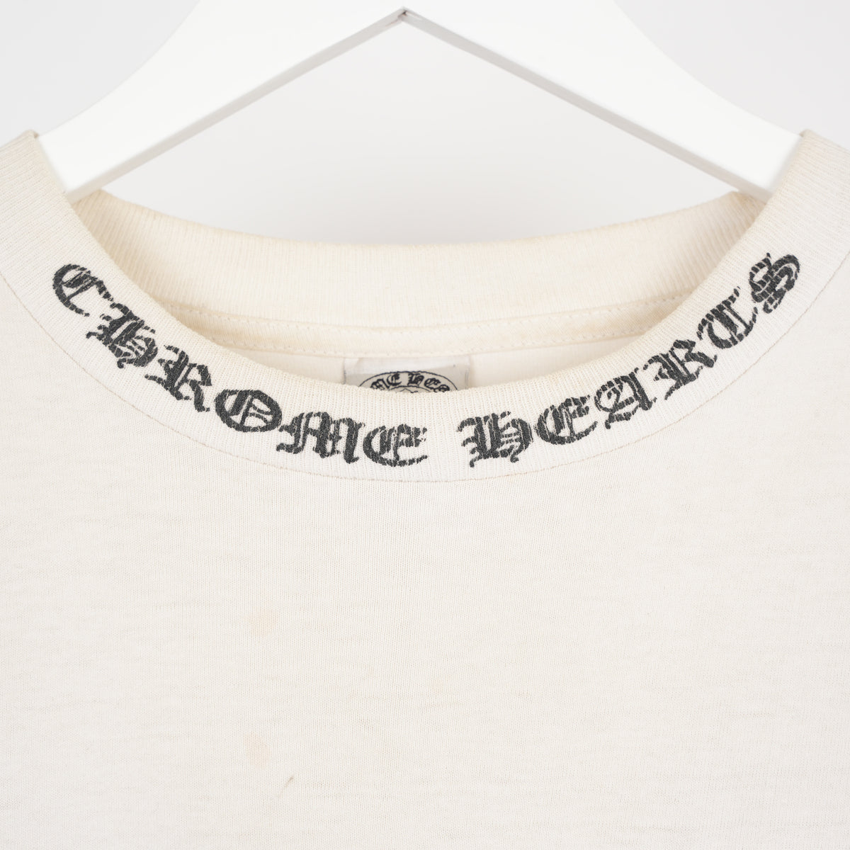 CHROME HEARTS VINTAGE WHITE FADED HORSESHOE CROSS NECK SCRIPT POCKET TEE