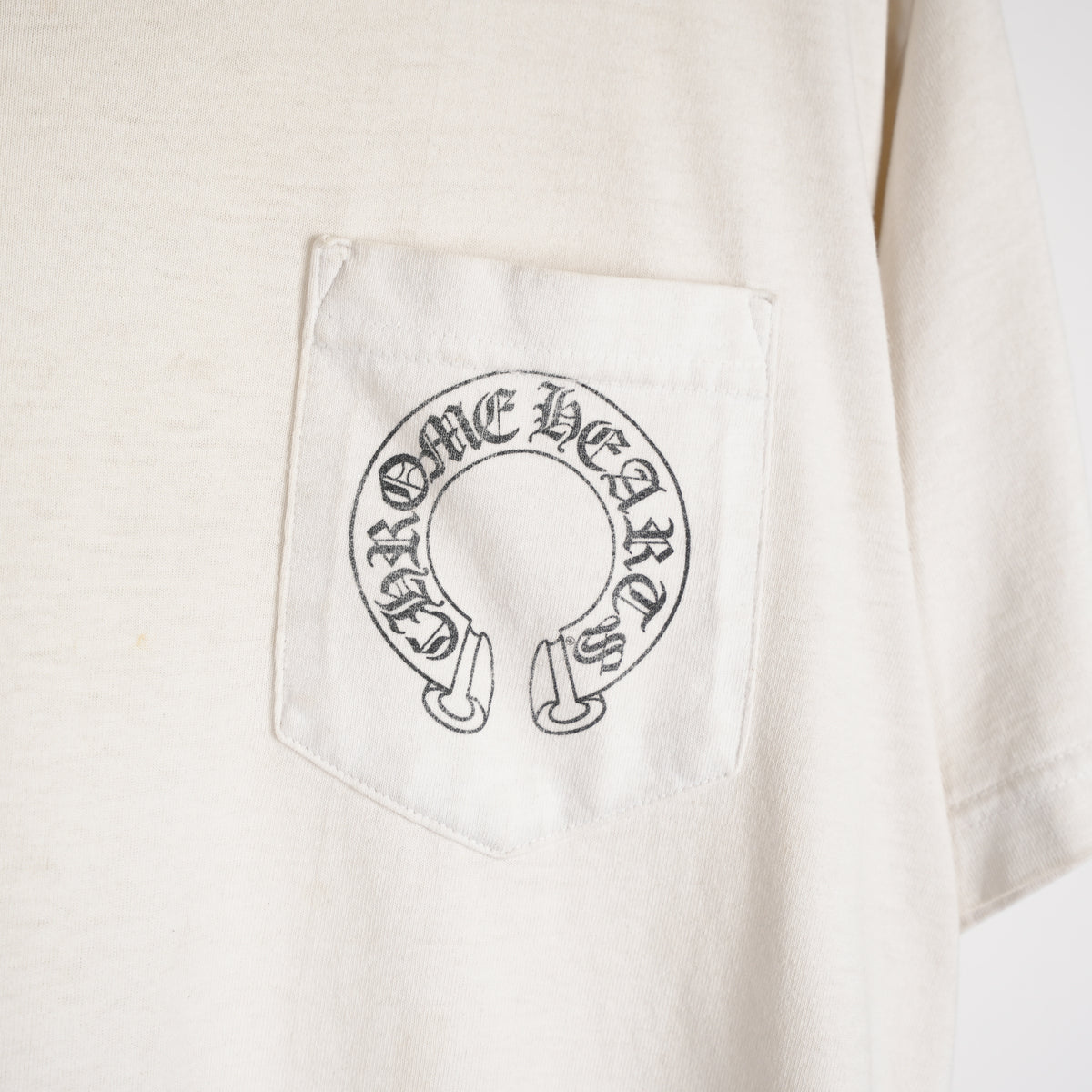 CHROME HEARTS VINTAGE WHITE FADED HORSESHOE CROSS NECK SCRIPT POCKET TEE