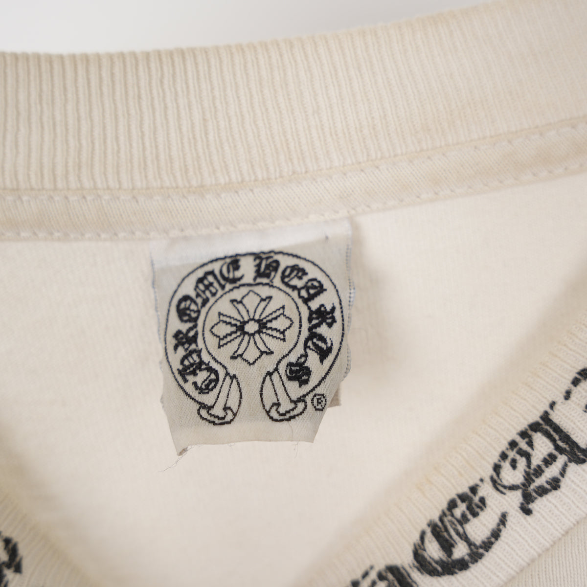 CHROME HEARTS VINTAGE WHITE FADED HORSESHOE CROSS NECK SCRIPT POCKET TEE