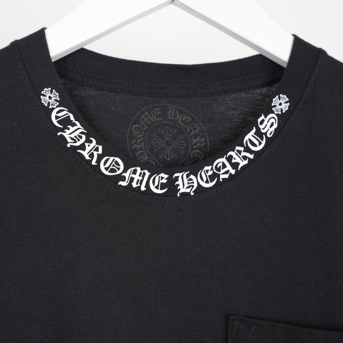 CHROME HEARTS SCRIPT NECK HORSESHOE LOGO POCKET TEE