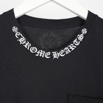CHROME HEARTS SCRIPT NECK HORSESHOE LOGO POCKET TEE