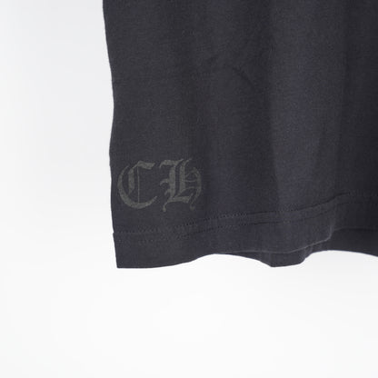 CHROME HEARTS SCRIPT NECK HORSESHOE LOGO POCKET TEE