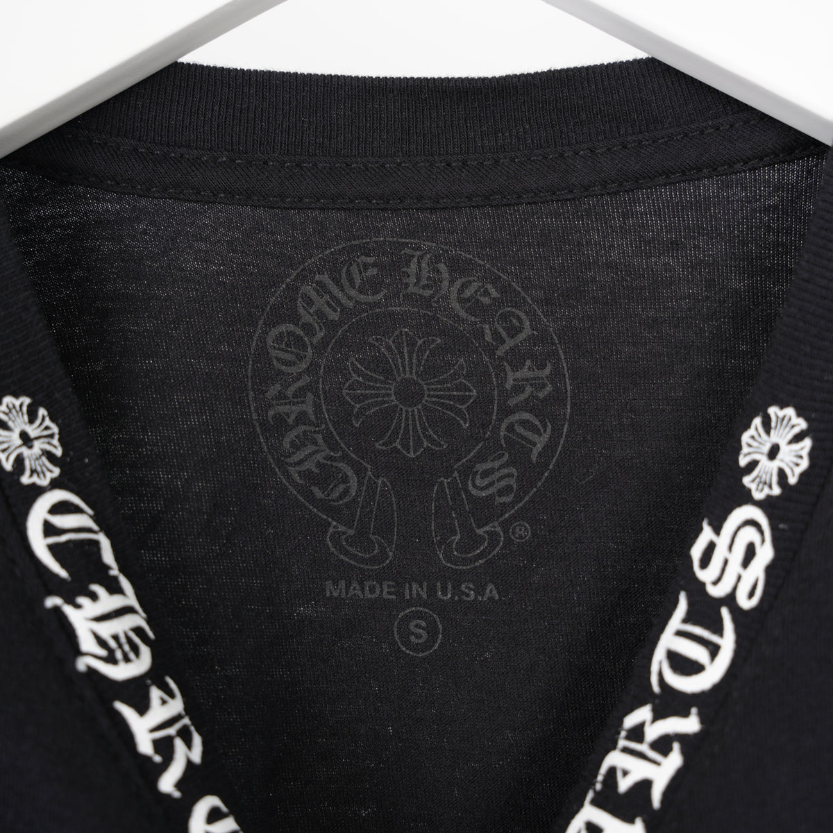 CHROME HEARTS SCRIPT NECK HORSESHOE LOGO POCKET TEE