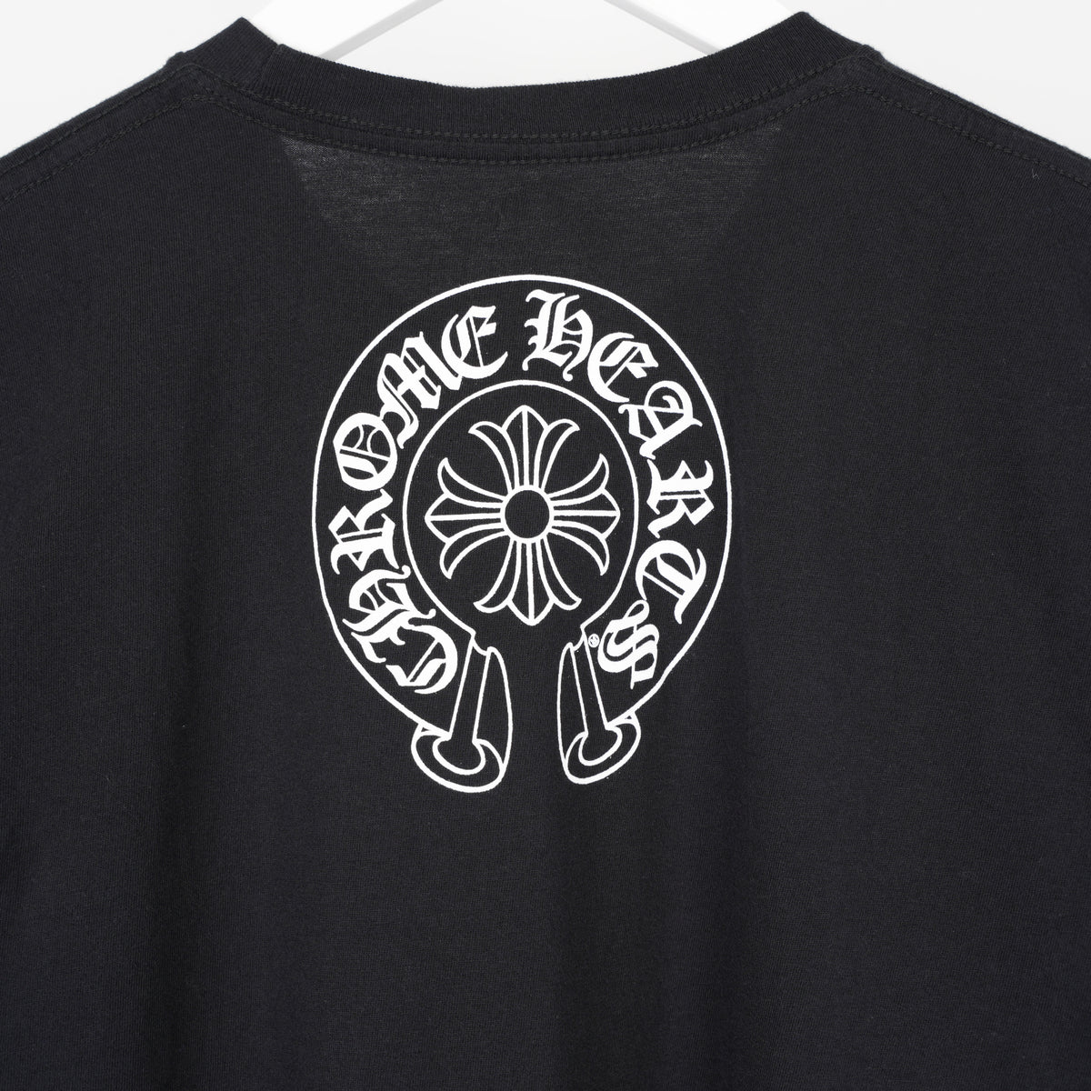 CHROME HEARTS SCRIPT NECK HORSESHOE LOGO POCKET TEE