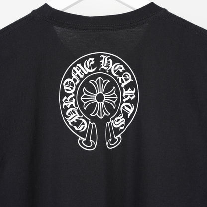 CHROME HEARTS SCRIPT NECK HORSESHOE LOGO POCKET TEE