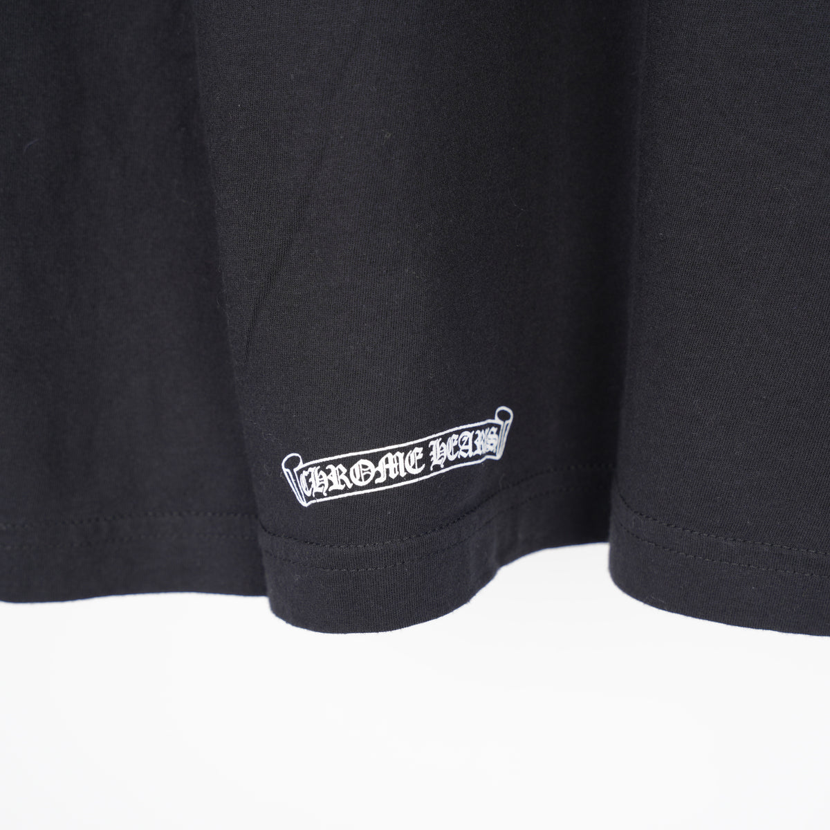 CHROME HEARTS SCRIPT NECK HORSESHOE LOGO POCKET TEE