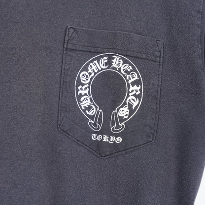 CHROME HEARTS VINTAGE SCROLL LOGO TOKYO POCKET TEE