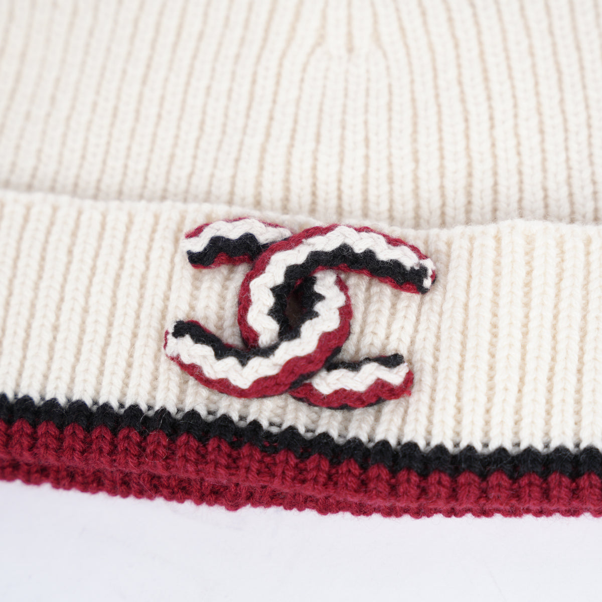 CHANEL RED KNITTED LOGO WHITE BEANIE