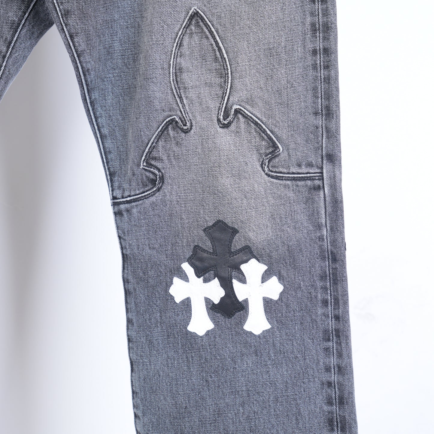 CHROME HEARTS BLACK AND WHITE PATCH FLEUR KNEE DENIM