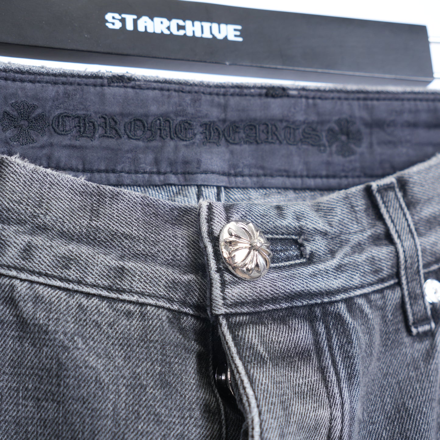 CHROME HEARTS BLACK AND WHITE PATCH FLEUR KNEE DENIM
