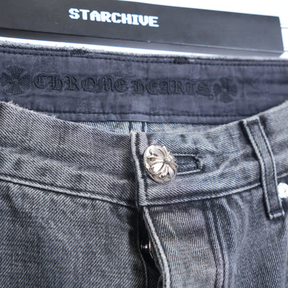 CHROME HEARTS BLACK AND WHITE PATCH FLEUR KNEE DENIM