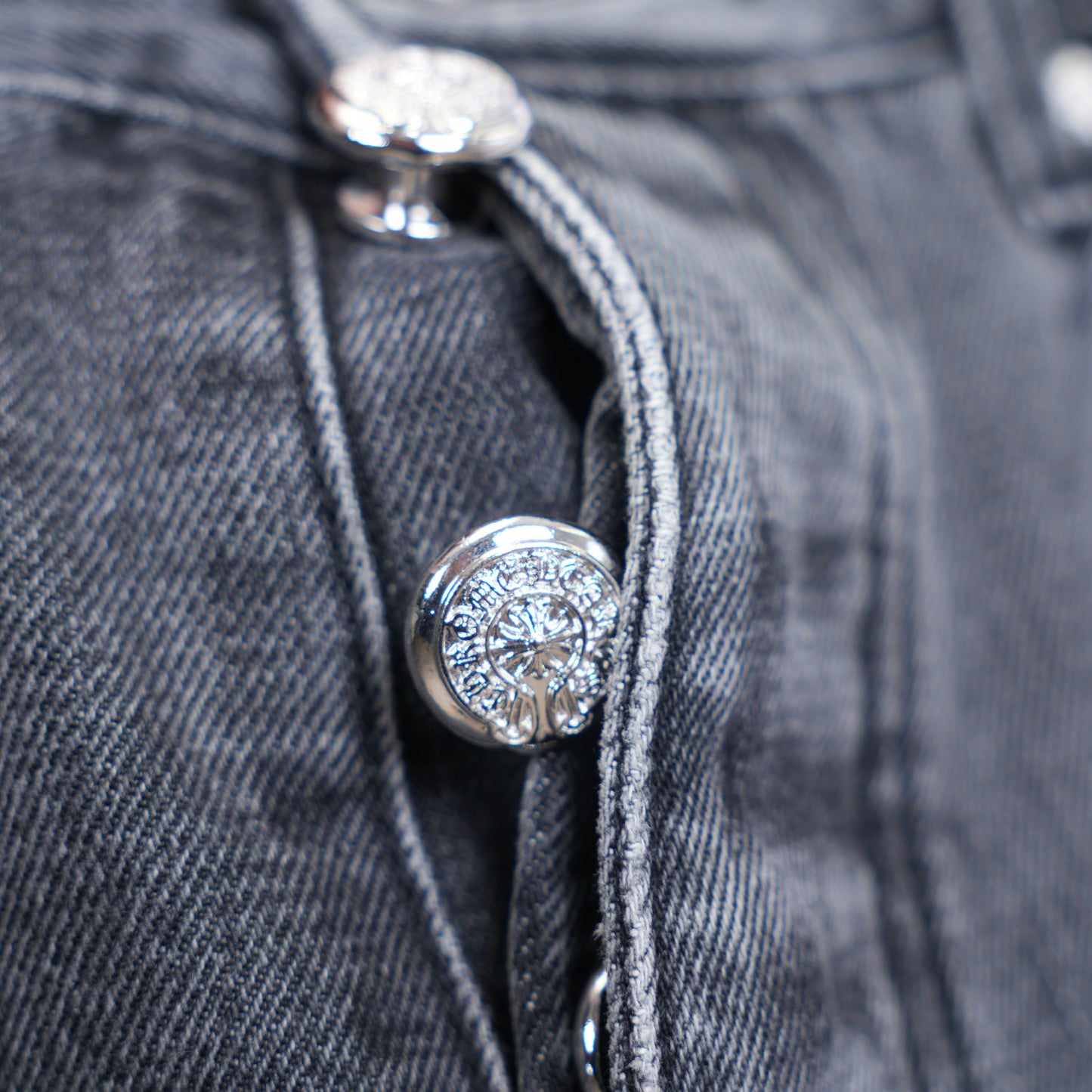 CHROME HEARTS BLACK AND WHITE PATCH FLEUR KNEE DENIM