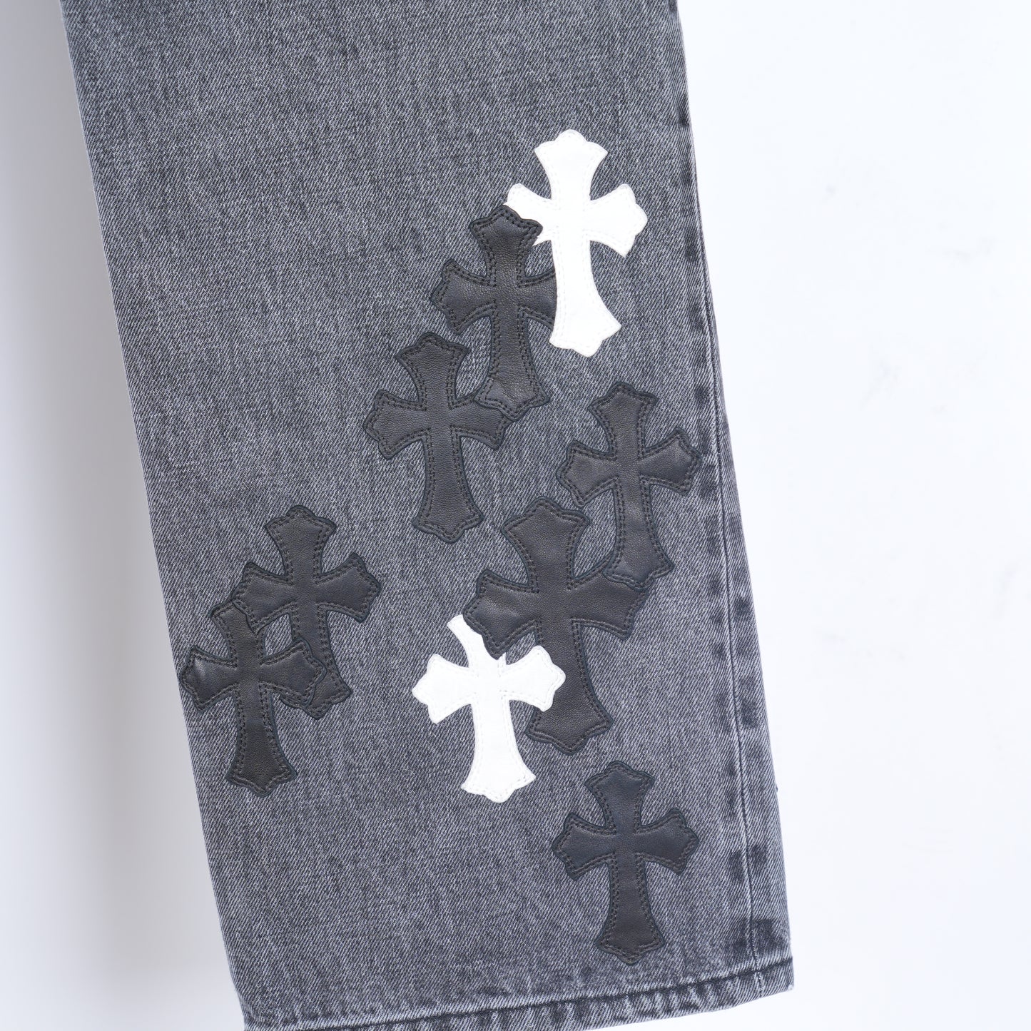 CHROME HEARTS BLACK AND WHITE PATCH FLEUR KNEE DENIM