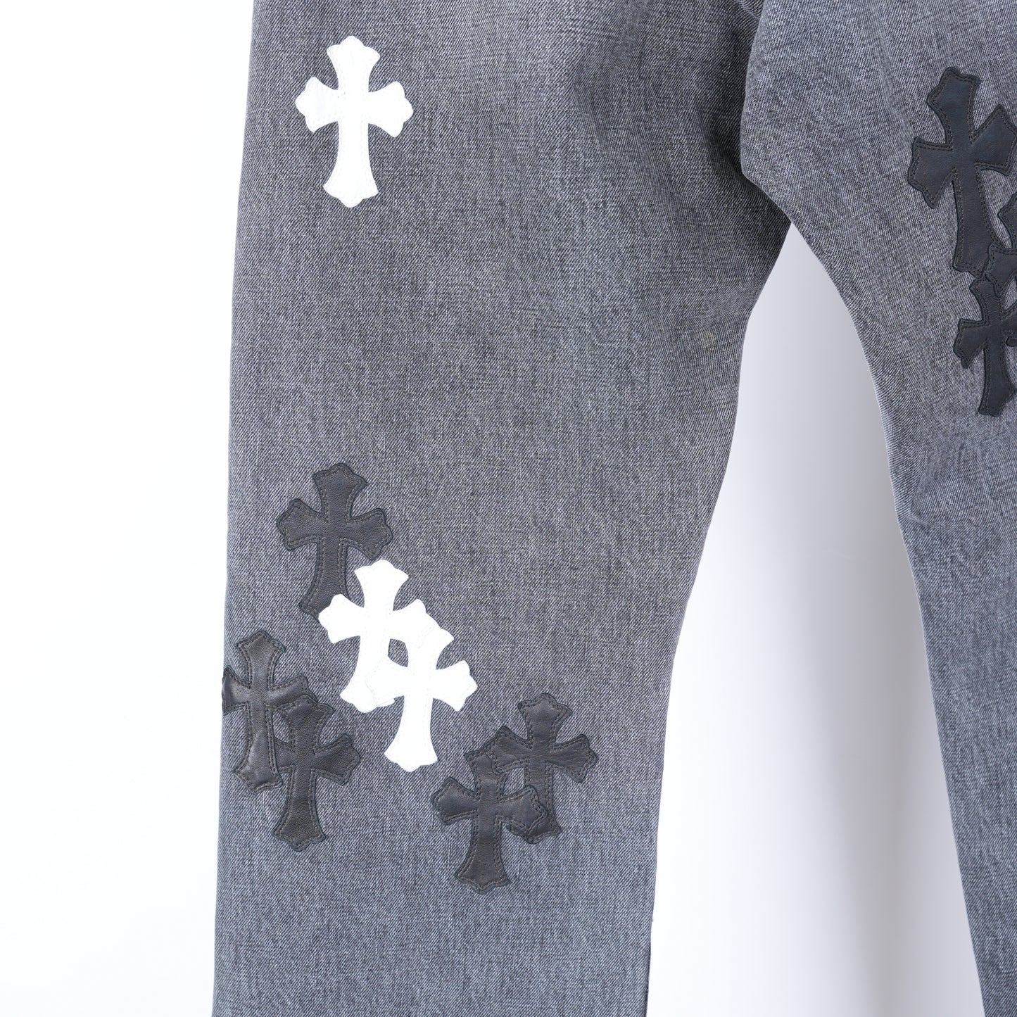 CHROME HEARTS BLACK AND WHITE PATCH FLEUR KNEE DENIM