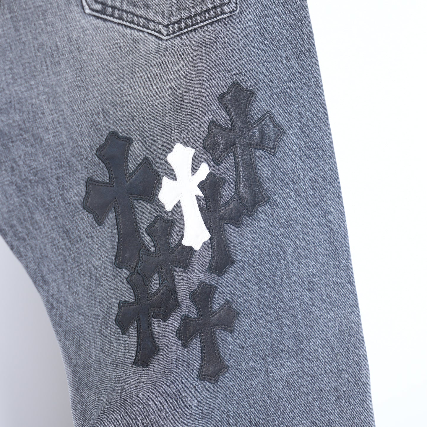 CHROME HEARTS BLACK AND WHITE PATCH FLEUR KNEE DENIM