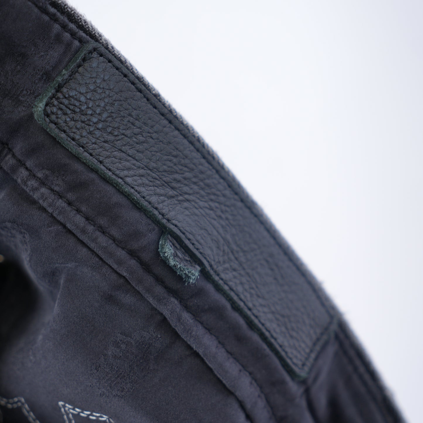 CHROME HEARTS BLACK AND WHITE PATCH FLEUR KNEE DENIM