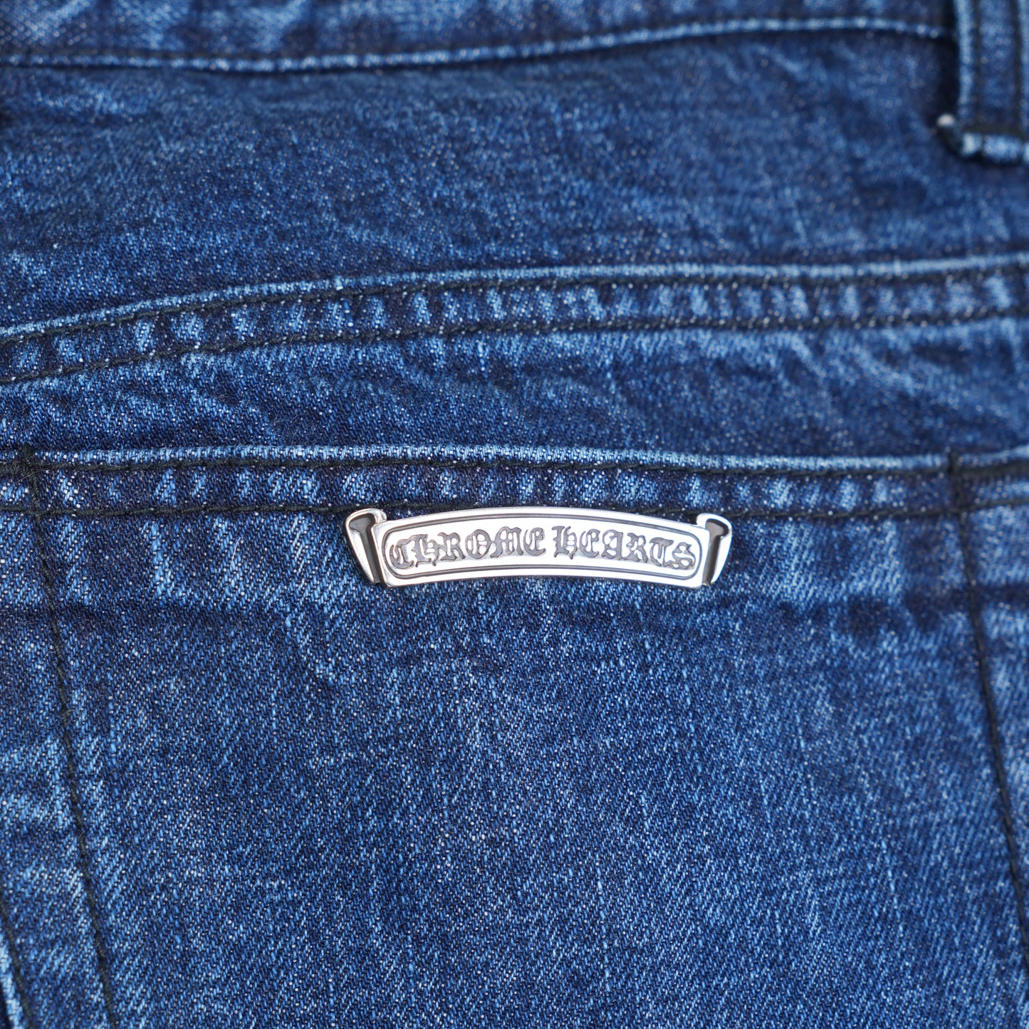 CHROME HEARTS BROWN AND WHITE PATCH FLEUR KNEE DENIM