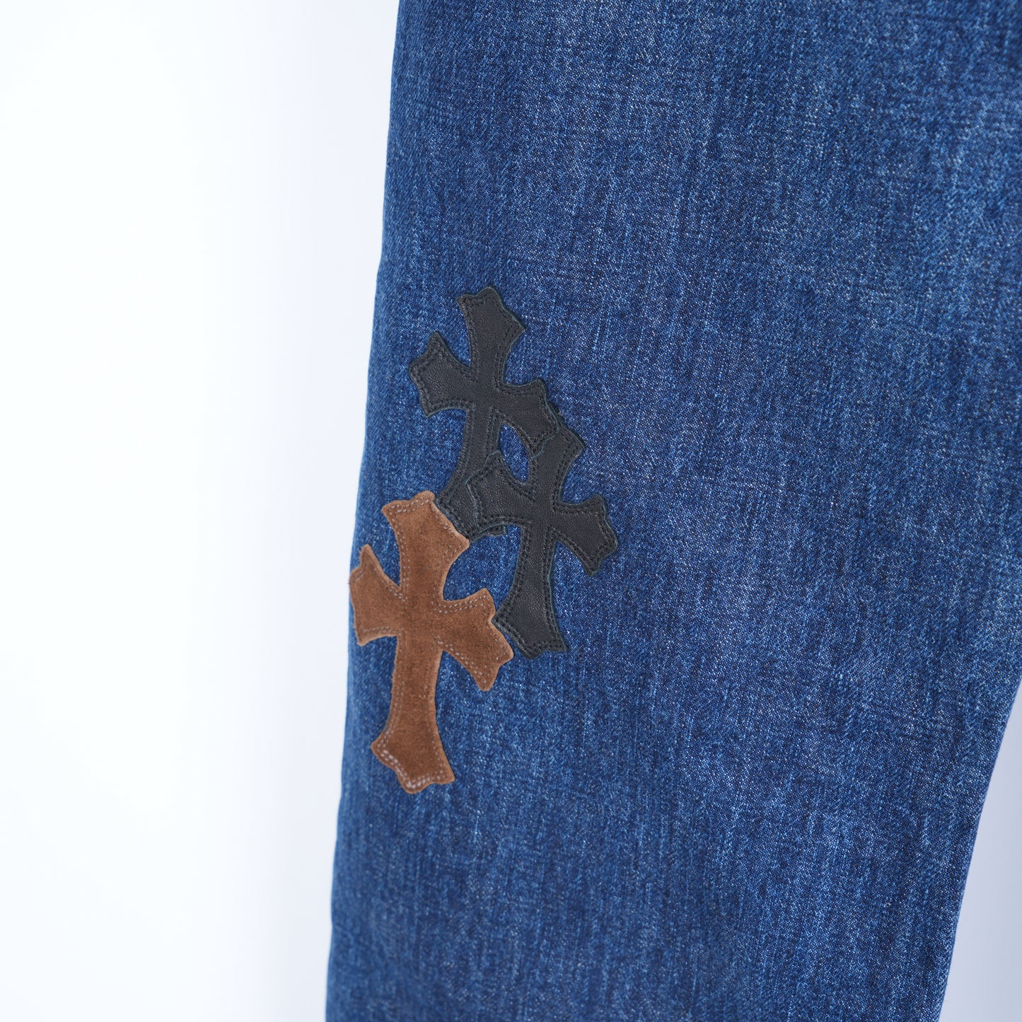 CHROME HEARTS BROWN AND WHITE PATCH FLEUR KNEE DENIM