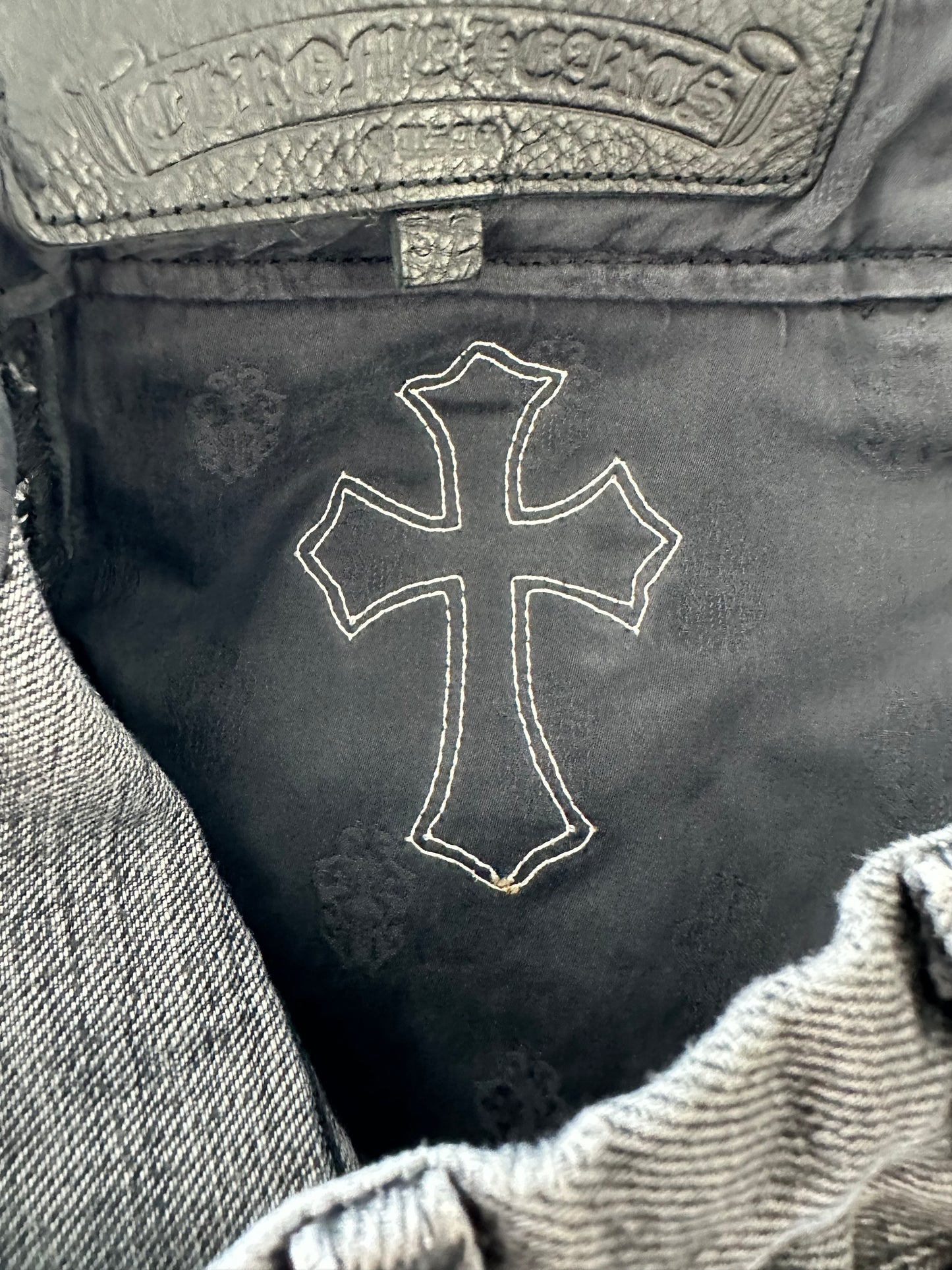 CHROME HEARTS BLACK FLEUR-KNEE PATCH IN HOUSE DENIM