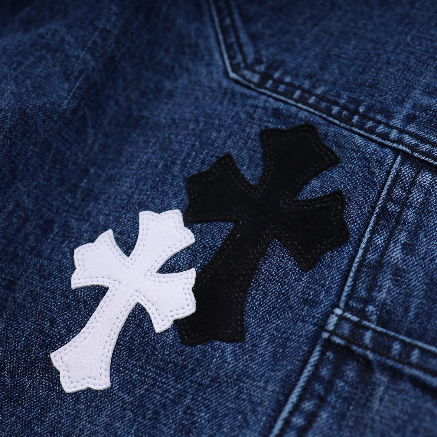 CARPENTER CROSS PATCH SHORT WHITE + BLACK SUEDE