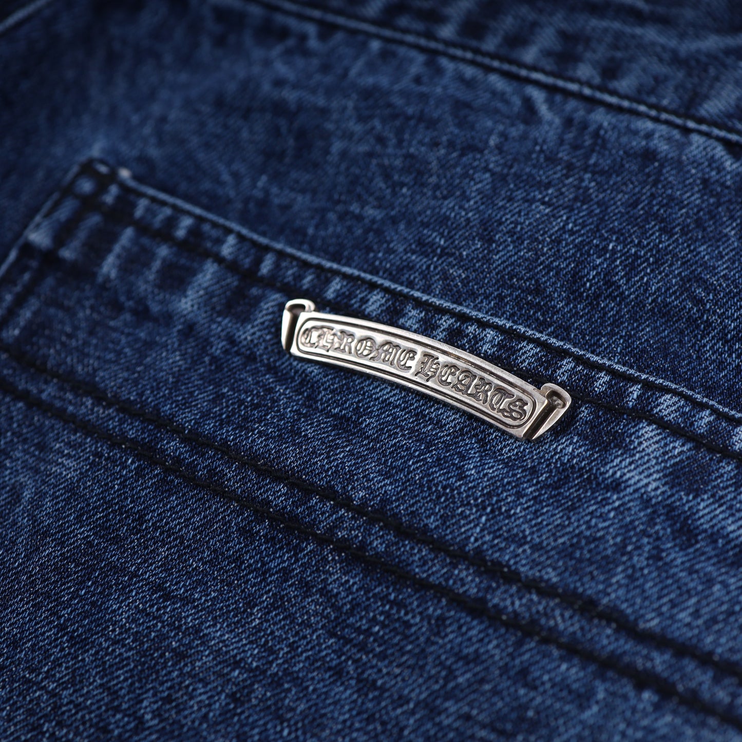 CARPENTER CROSS PATCH SHORT WHITE + BLACK SUEDE