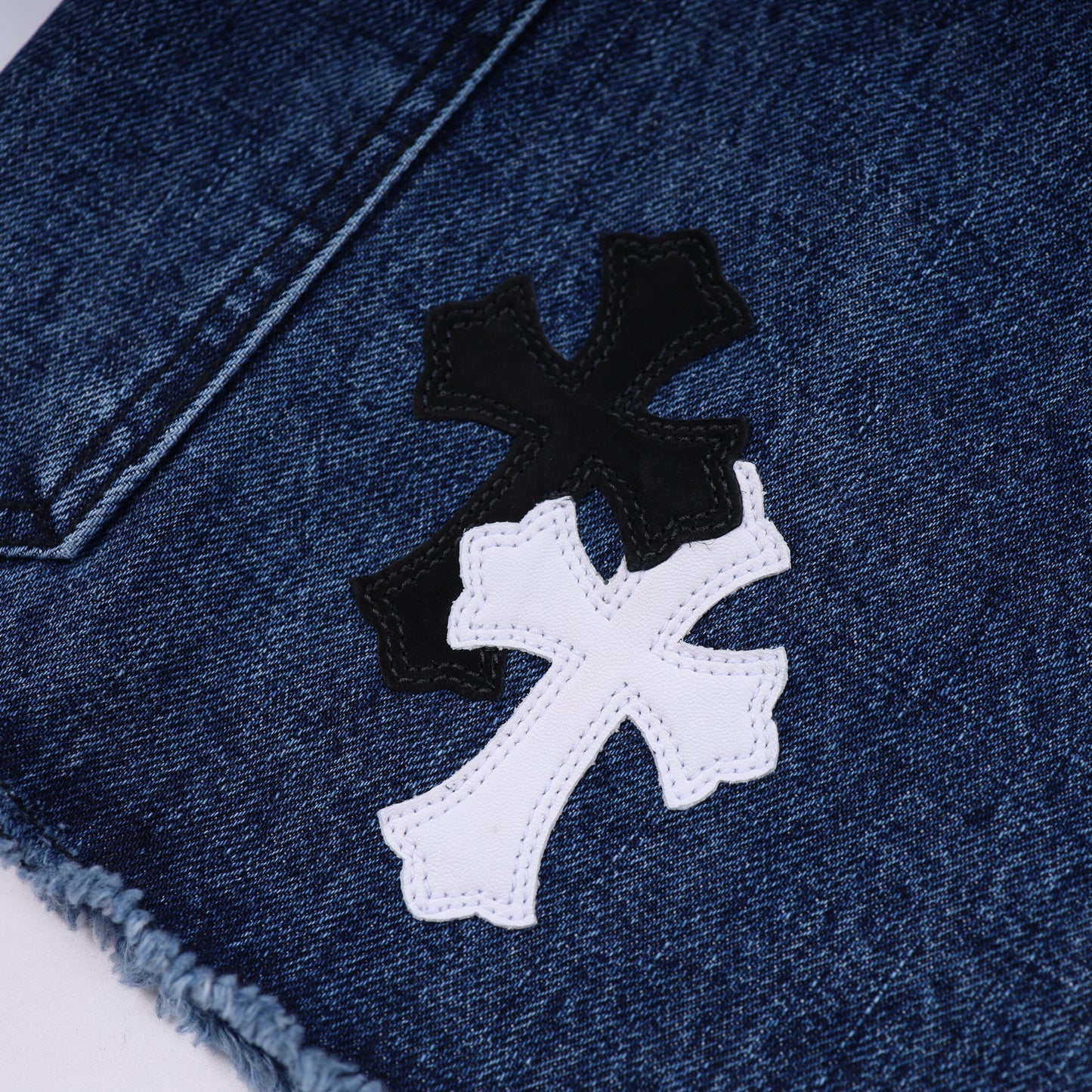 CARPENTER CROSS PATCH SHORT WHITE + BLACK SUEDE
