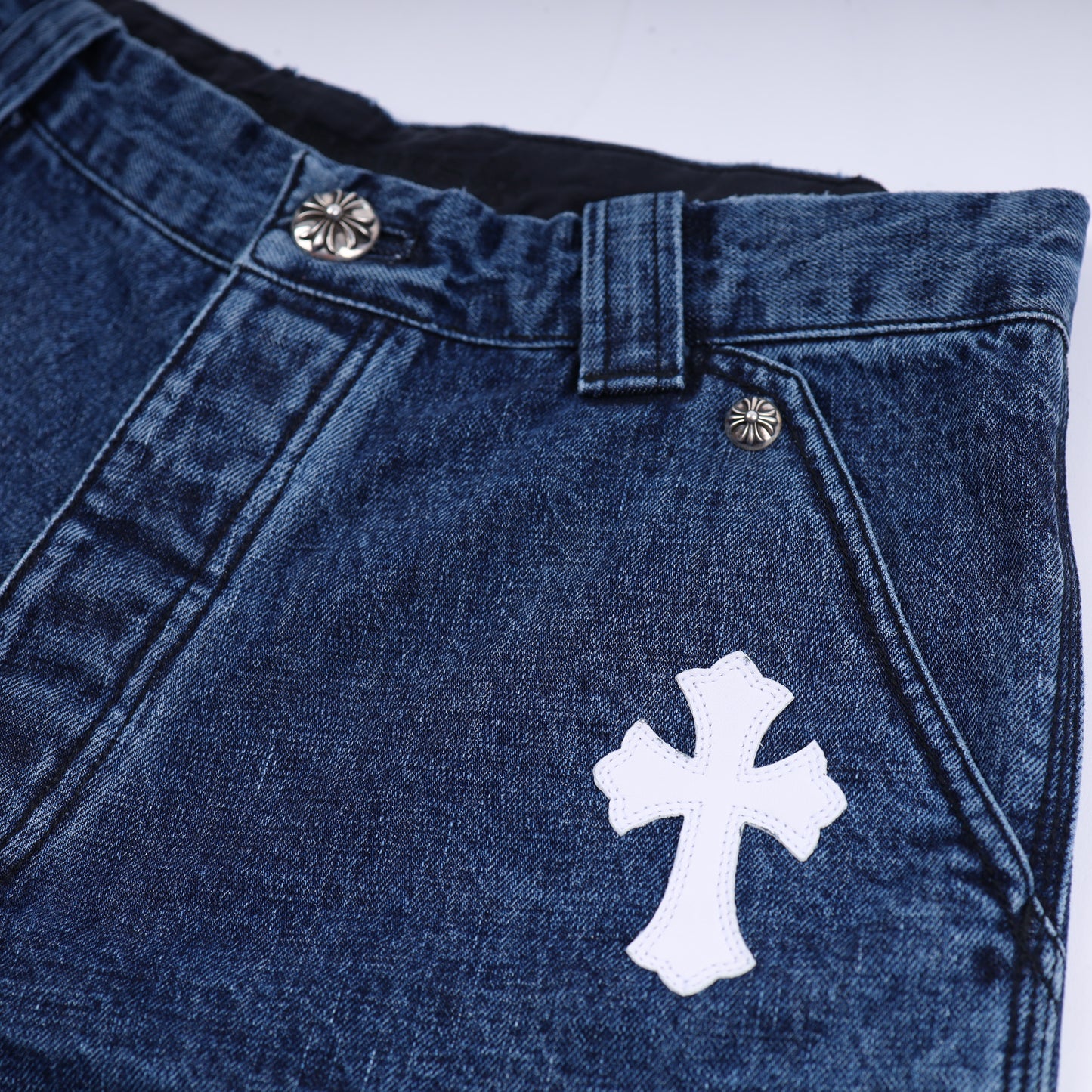 CARPENTER CROSS PATCH SHORT WHITE + BLACK SUEDE
