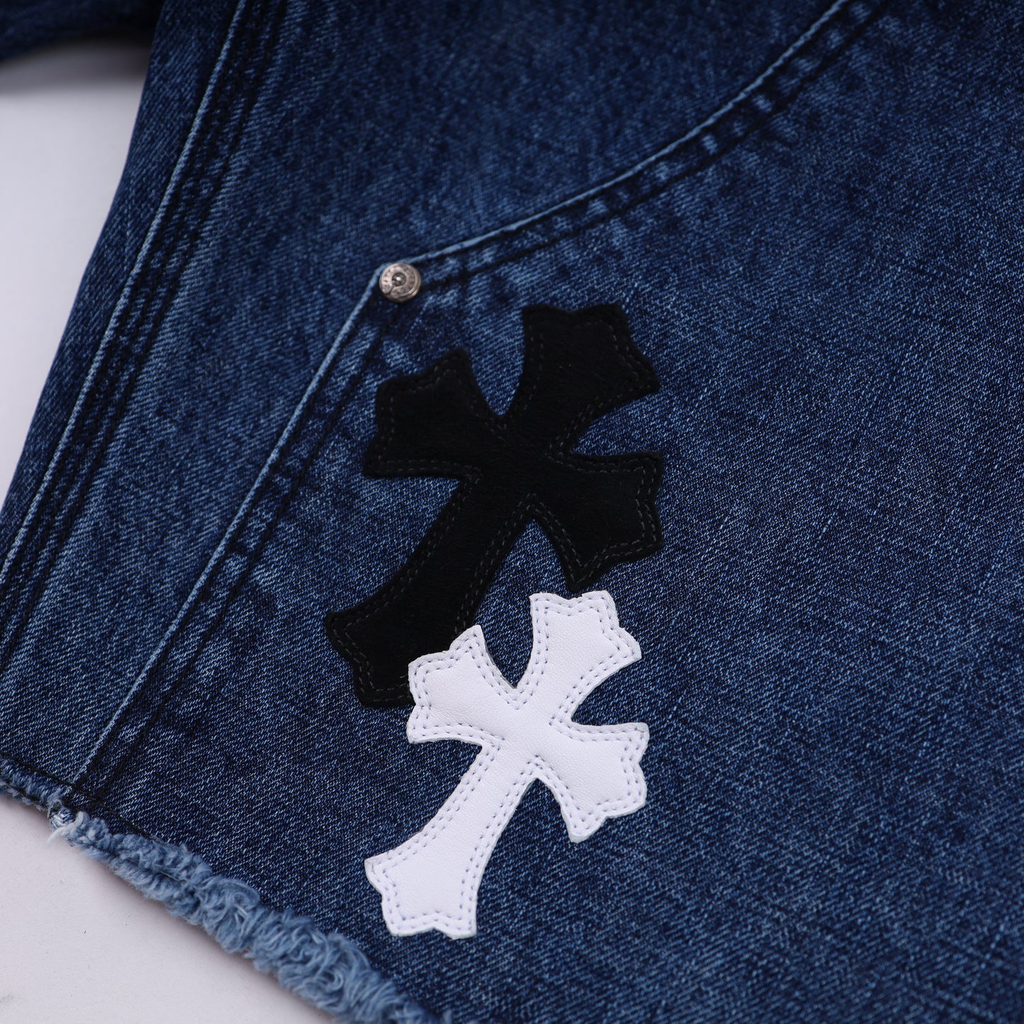 CARPENTER CROSS PATCH SHORT WHITE + BLACK SUEDE