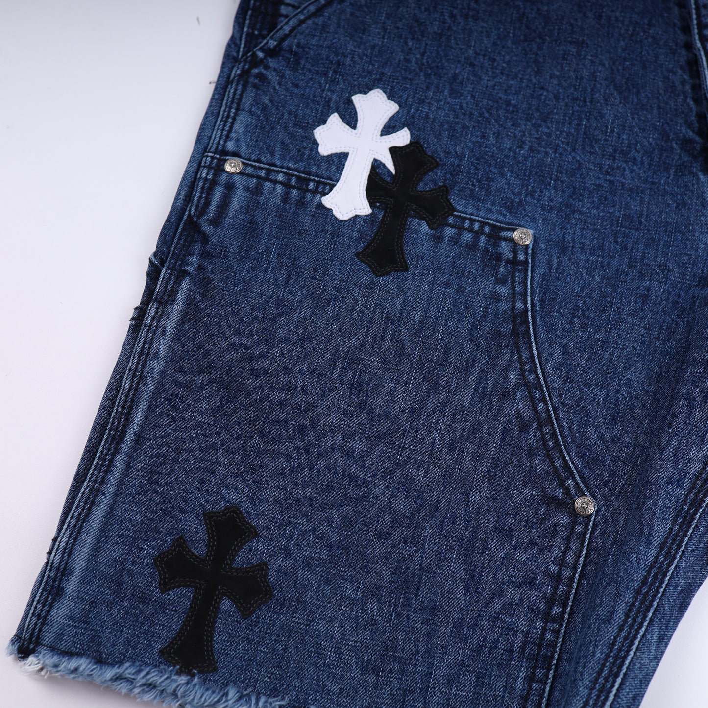 CARPENTER CROSS PATCH SHORT WHITE + BLACK SUEDE