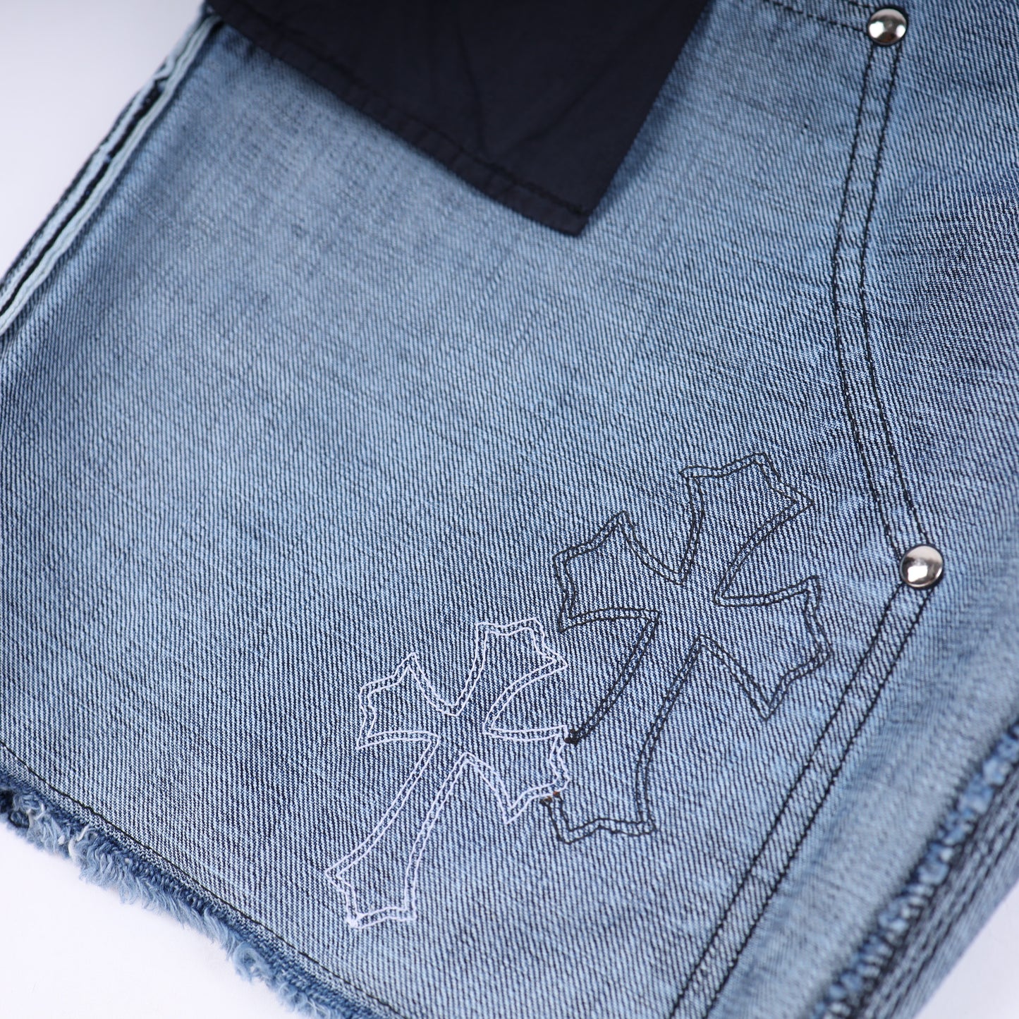 CARPENTER CROSS PATCH SHORT WHITE + BLACK SUEDE