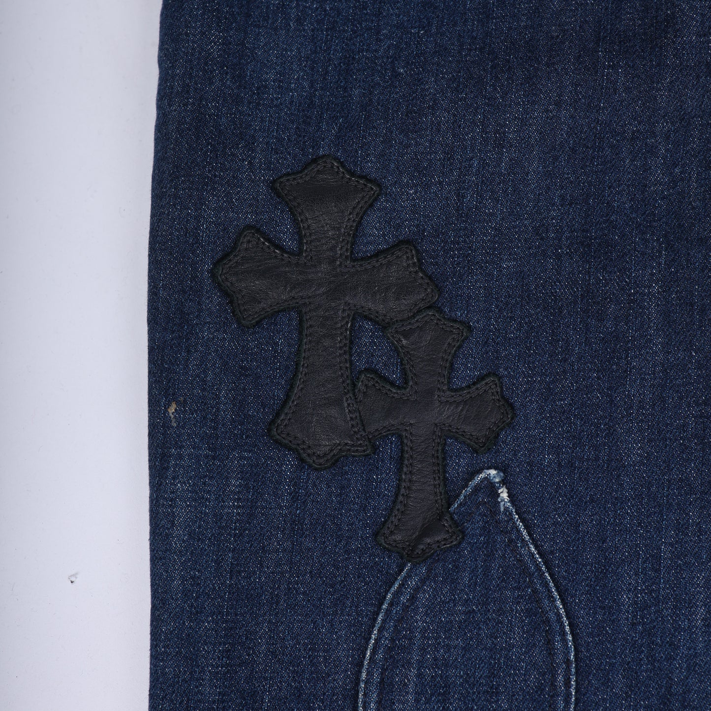 FLUER KNEE BLUE INDIGO DENIM CROSS PATCH DETAILS