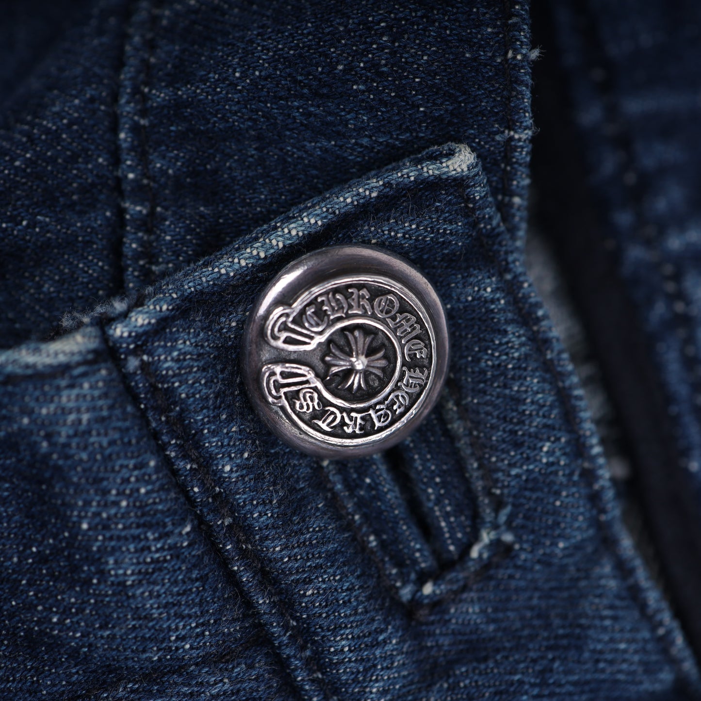 FLUER KNEE BLUE INDIGO DENIM CROSS PATCH DETAILS
