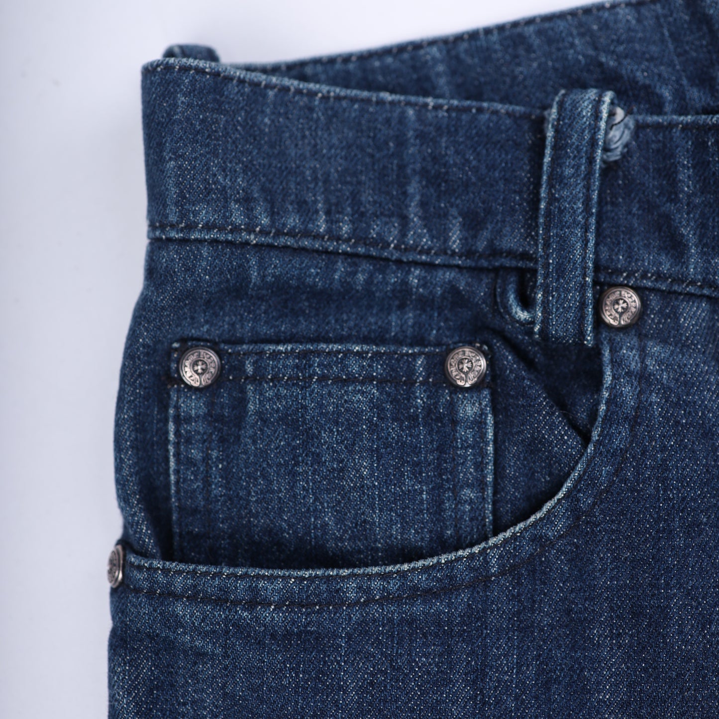 FLUER KNEE BLUE INDIGO DENIM CROSS PATCH DETAILS